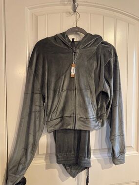 SKIMS Soft Plush Zip-Up Hoodie and Joggers Set in Gunmetal